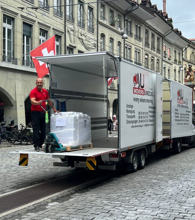 Movers-Mitarbeiter beim Verladen eines Transportguts in Bern
